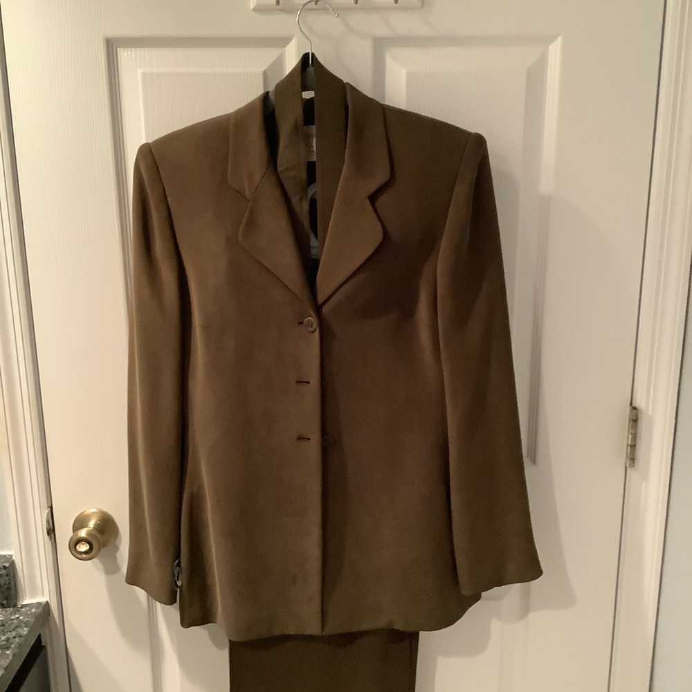 Jones of New York 100% silk pantsuit in moss green, size 8